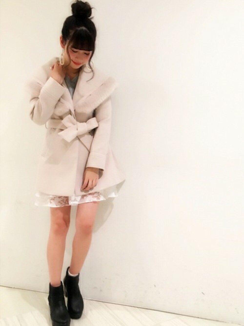 「#アウター、#ファー、＃ワンピース、#花柄、＃パーティースタイル、#dazzlin 、#シンプル、#fashion、#きれいめ、＃クリスマス」｜「dazzlinのフェイクファーガウンコート（その他アウター、ピンク系）」を使った、dazzlin SHOP STAFFさん（レディース・162cm）の冬コーディネートの1枚目の写真