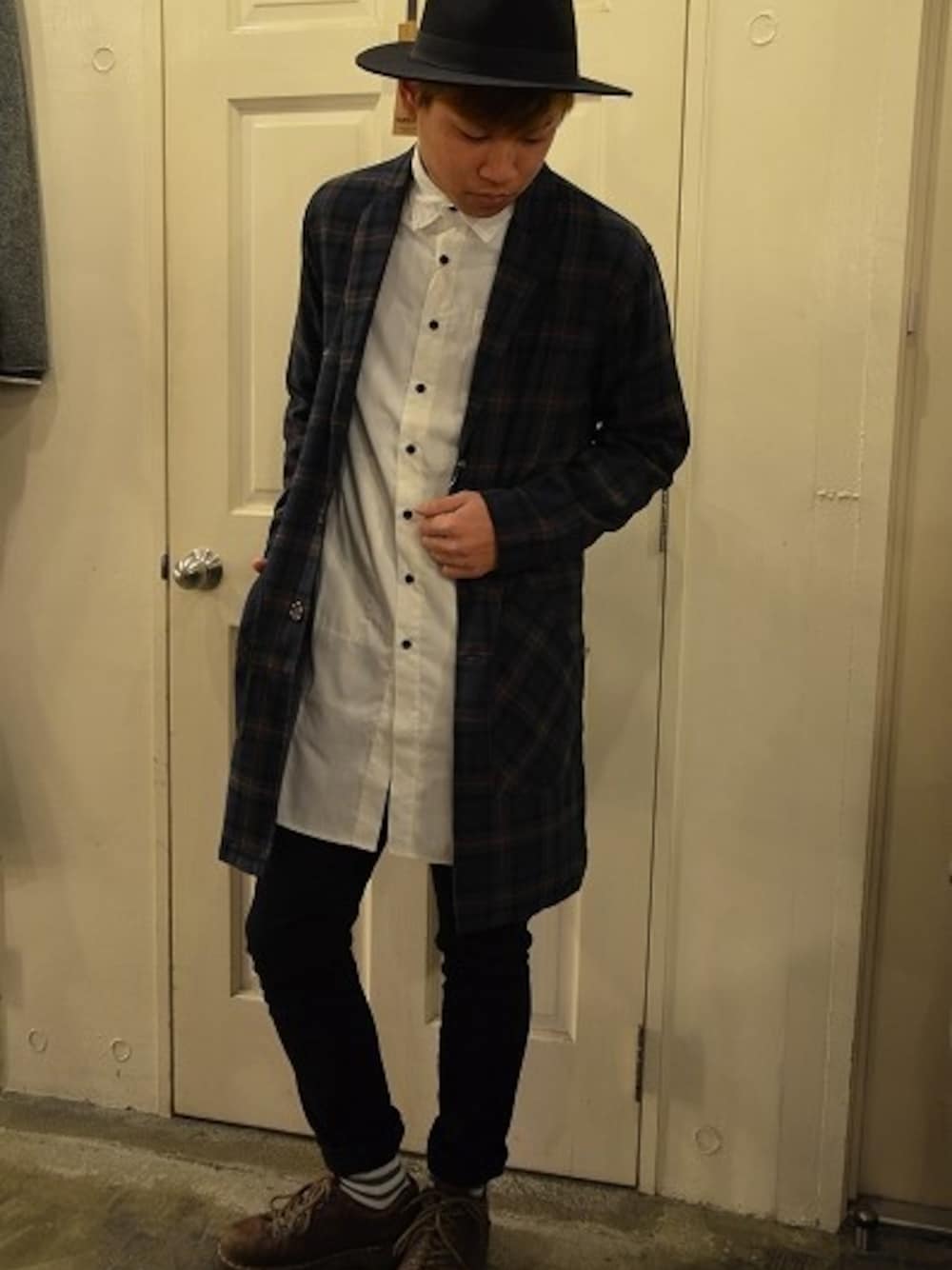 ブルー系のダウンジャケット/コート、ブラック系のその他パンツ、ホワイト系のシャツ/ブラウスを着用したメンズの冬コーディネートの1枚目の写真