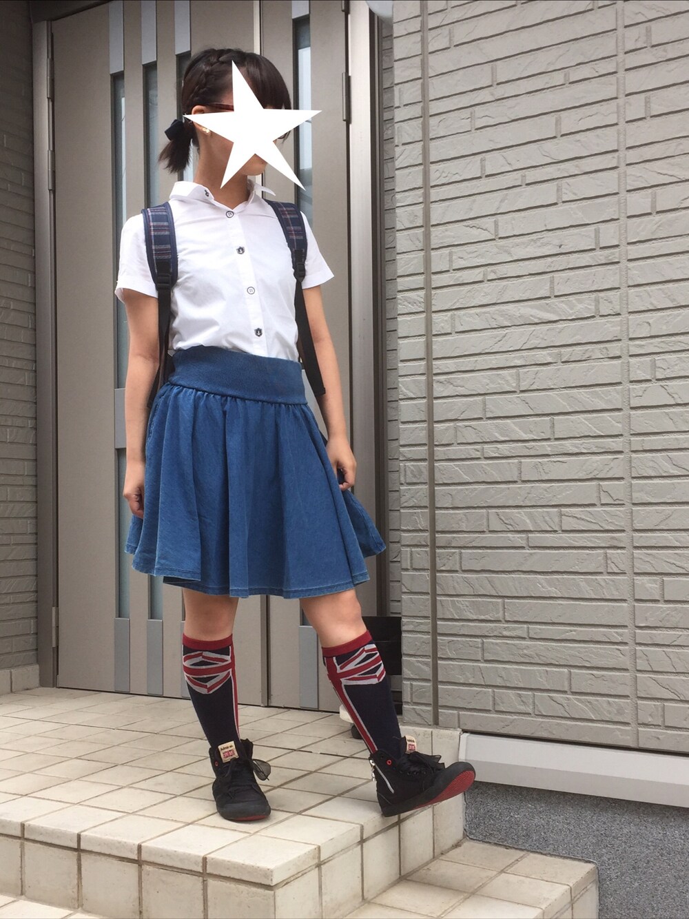 ブルー系のデニムスカート、ホワイト系のシャツ/ブラウス、ブルー系のバックパック/リュックを着用したレディースの夏コーディネートの1枚目の写真