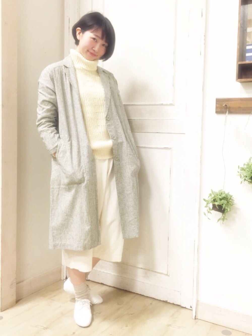 ホワイト系のニット/セーター、その他のチェスターコート、ベージュ系のその他パンツを着用したレディースの秋コーディネートの1枚目の写真