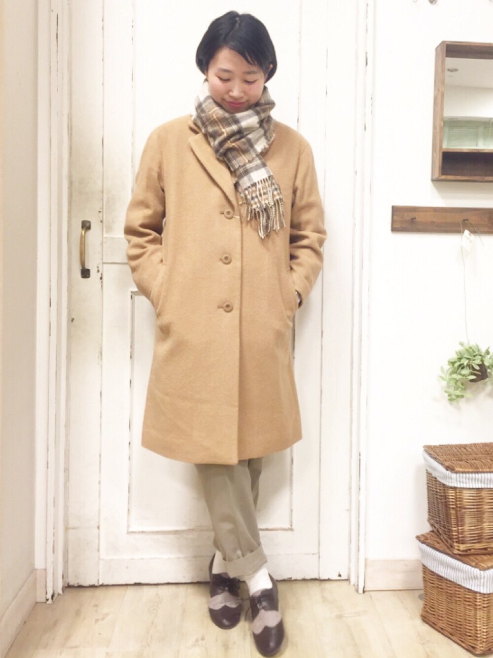 ベージュ系のその他パンツ、ブラウン系のドレスシューズ、イエロー系のチェスターコートを着用したレディースの秋コーディネートの1枚目の写真