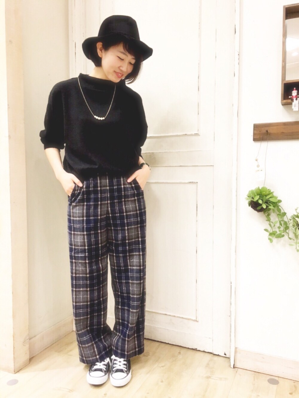 ブルー系のその他パンツ、ブラック系のニット/セーター、その他のネックレスを着用したレディースの秋コーディネートの1枚目の写真