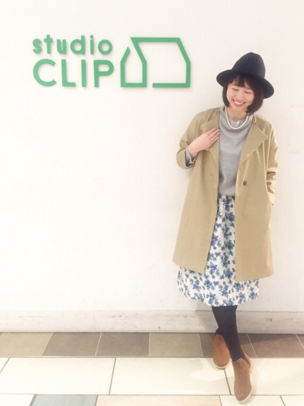 「春、ニット、パステルカラー、花柄、スカート、リネン、スプリングコート、ノーカラーコート、ハット、新作」｜「studio CLIPのフラワープリントベルトツキスカート（スカート、ブルー系）」を使った、studio CLIPテラスモール湘南店さん（レディース・165cm）の冬コーディネートの1枚目の写真