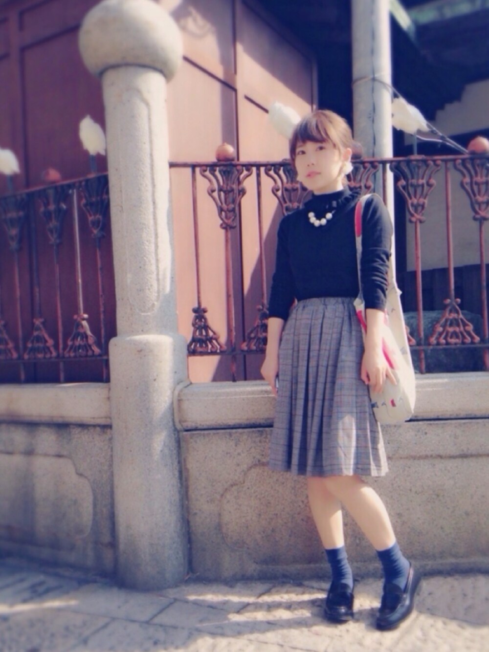 ブラック系のニット/セーター、グレー系のスカート、ホワイト系のその他を着用したレディースの秋コーディネートの1枚目の写真