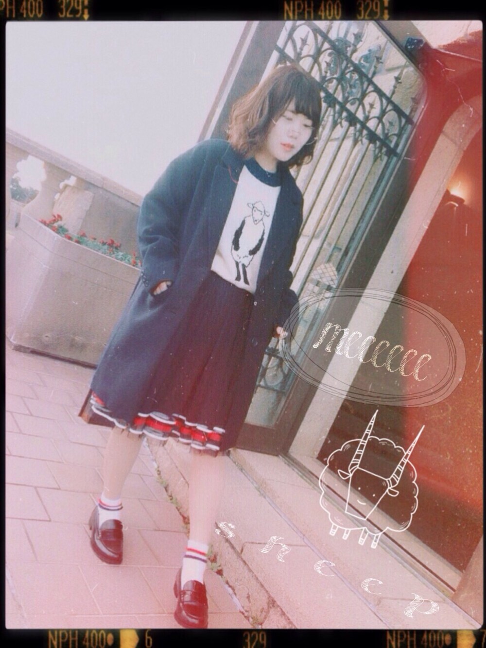 ベージュ系のニット/セーター、ブルー系のチェスターコート、ブルー系のスカートを着用したレディースの冬コーディネートの1枚目の写真