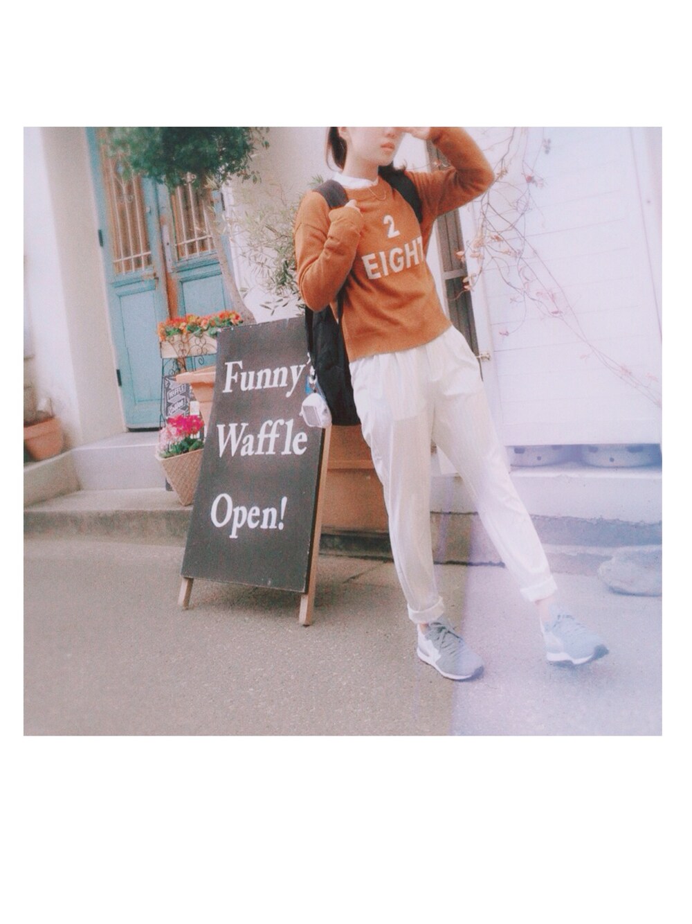 オレンジ系のニット/セーター、ホワイト系のシャツ/ブラウス、ホワイト系のその他パンツを着用したレディースの冬コーディネートの1枚目の写真