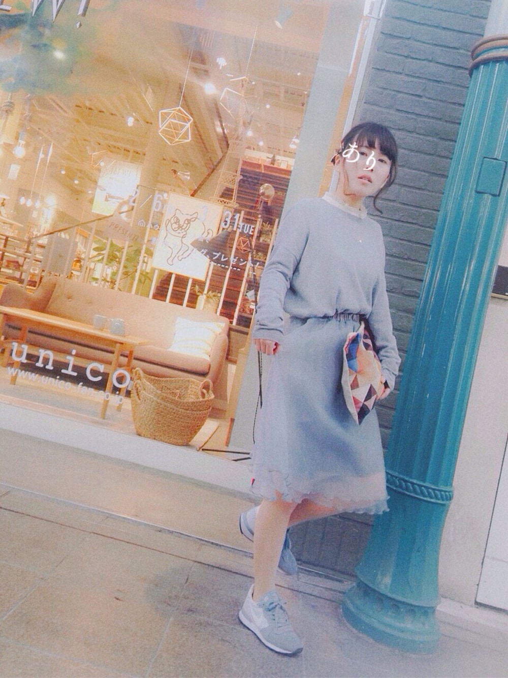 グレー系のニット/セーター、ホワイト系のシャツ/ブラウス、グレー系のスカートを着用したレディースの冬コーディネートの1枚目の写真