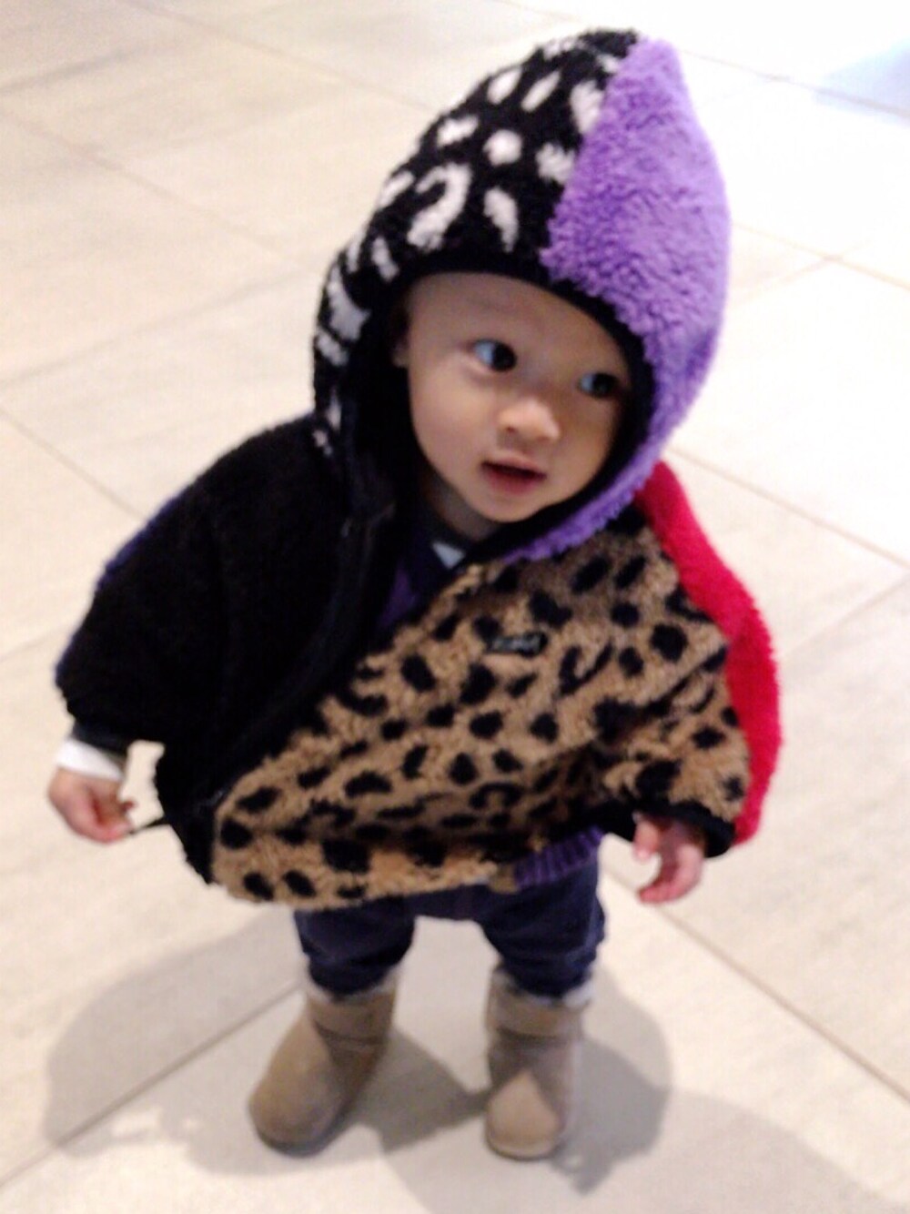「ひよこクラブコーデコンテスト、1歳1ヶ月、おとこのこ、ポンチョ」｜「X-girl StagesのLEOPARD FLUFFY PONCHO（ポンチョ、その他）」を使った、ajさん（キッズ・80cm）の冬コーディネートの1枚目の写真