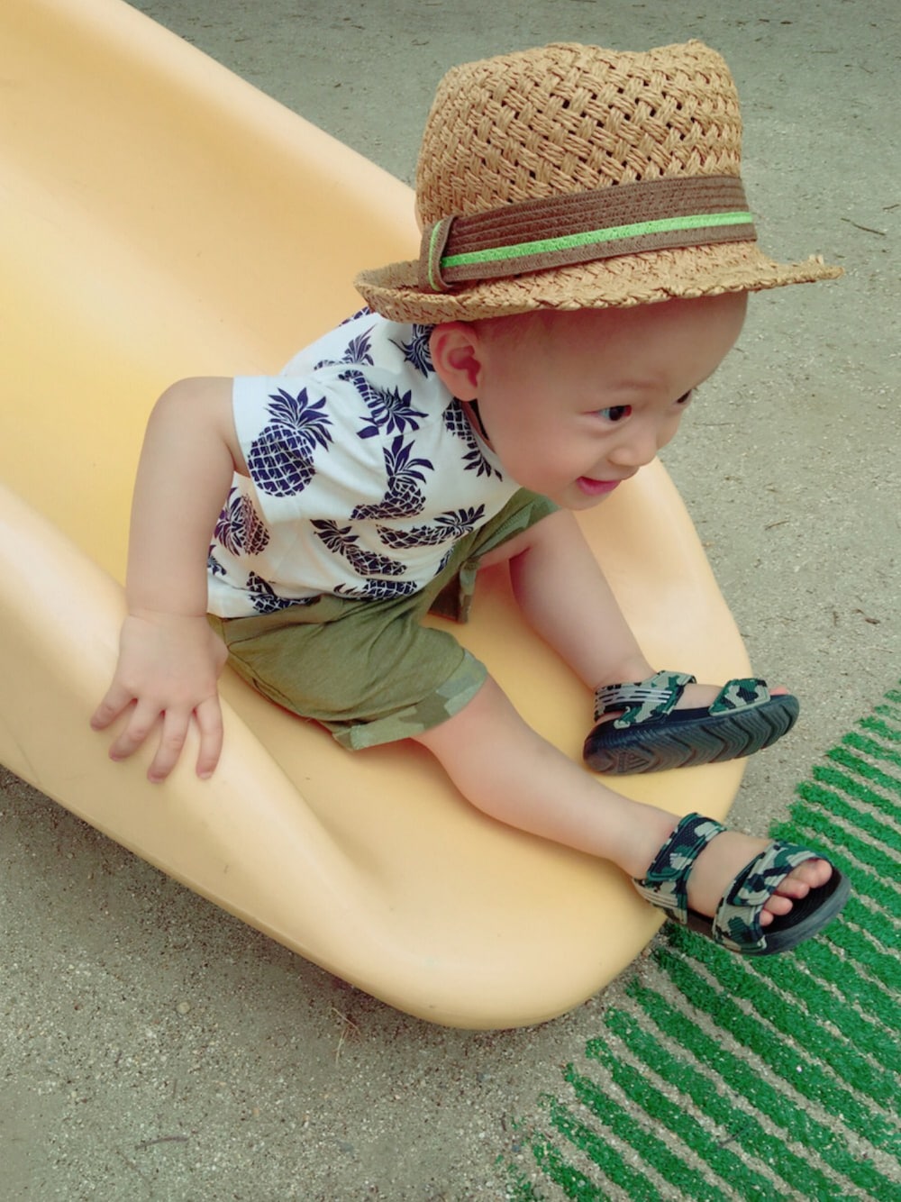 「夏コーデ、男の子、サンダル、麦わら帽子、1歳7ヶ月、公園コーデ」｜「adidasのキッズ adidas アディダス akwah 9 i ベイビー アクワ インファント S74683 16SP GRN/PLAMET/BK（サンダル、グリーン系）」を使った、ajさん（キッズ・90cm）の夏コーディネートの1枚目の写真