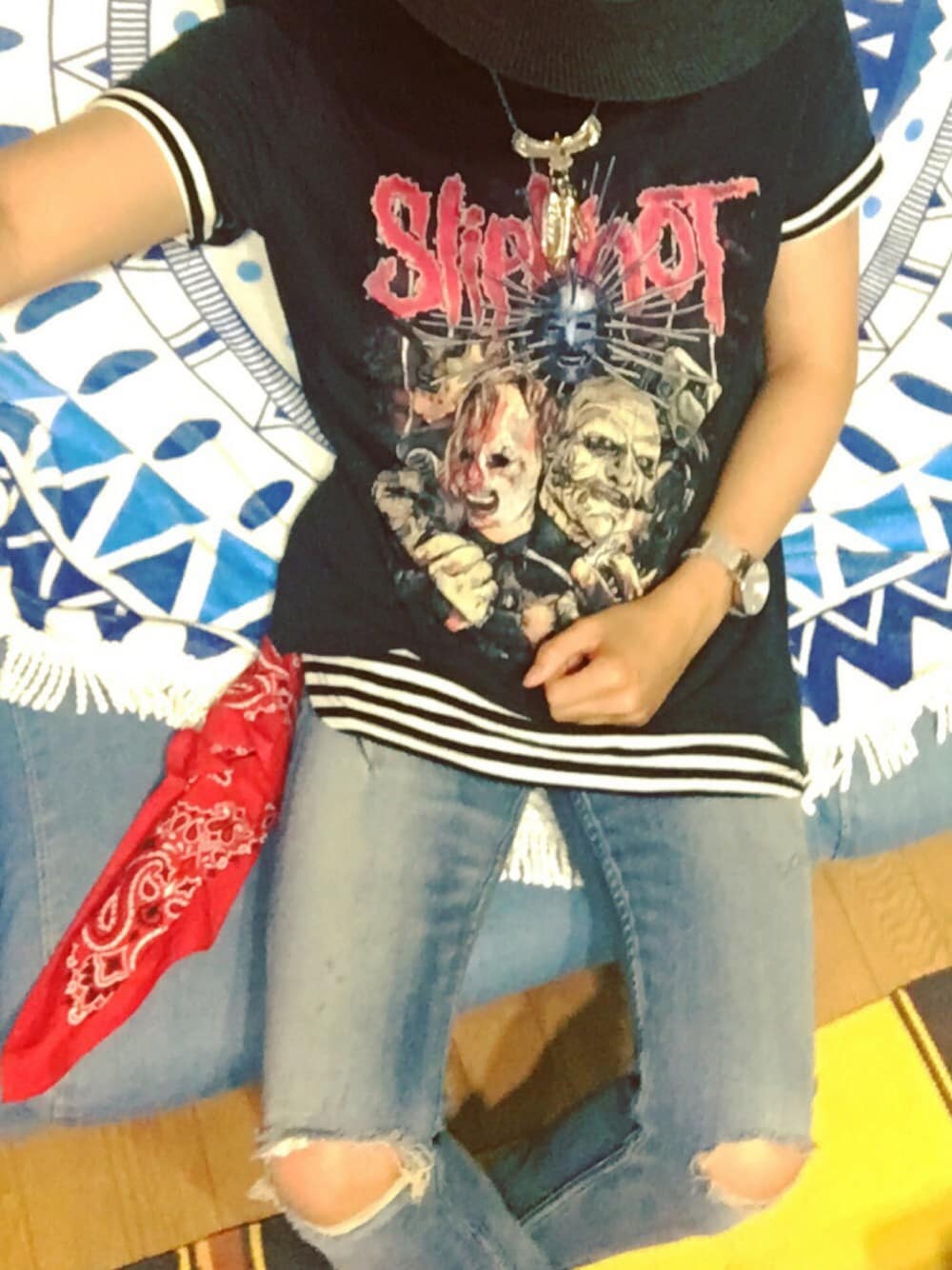 ブラック系のTシャツ/カットソー、ブルー系のデニムパンツ、ブラック系のTシャツ/カットソーを着用したメンズの夏コーディネートの1枚目の写真