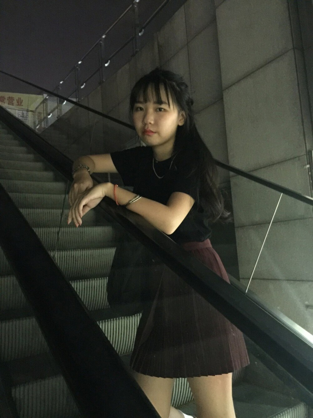 レッド系のスカートを着用したレディースの秋コーディネートの1枚目の写真