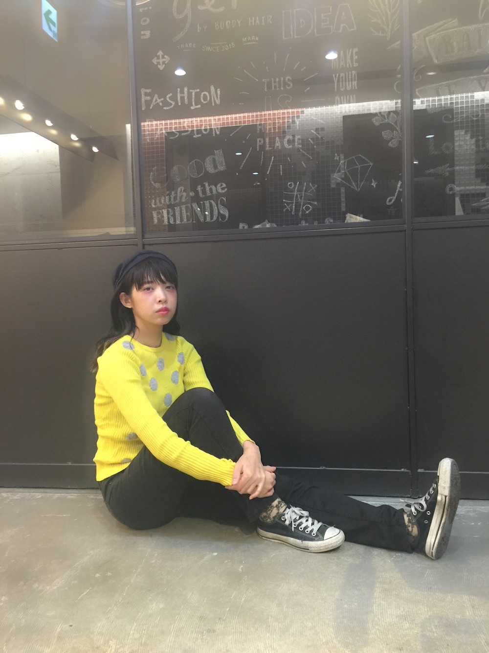 イエロー系のニット/セーターを着用したレディースの秋コーディネートの1枚目の写真