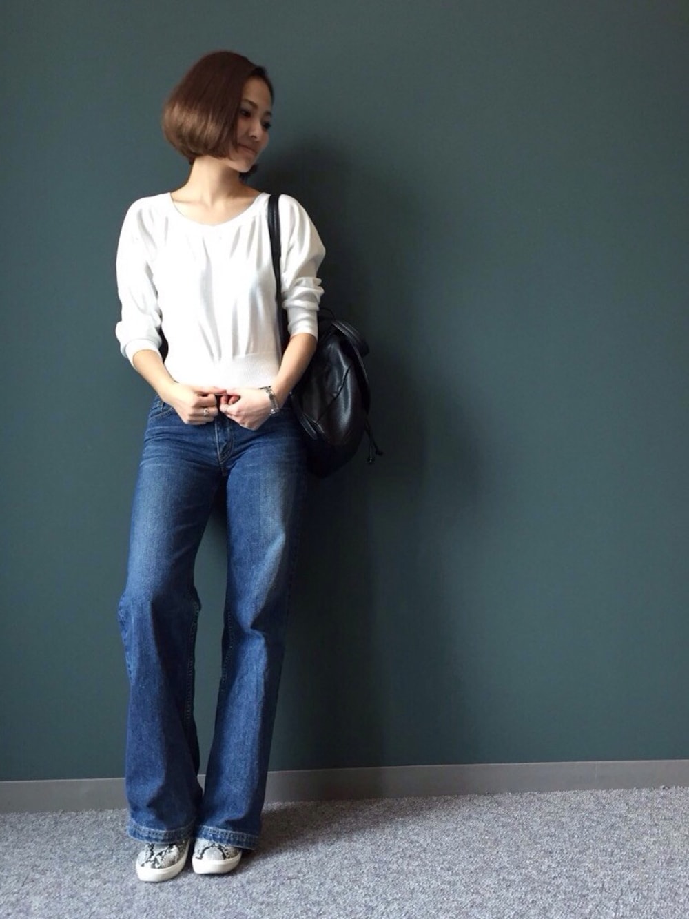 「フィットアンドフレア、RANDA、ワイドパンツ、スリッポン、バックパック、Vネック」｜「RANDAの【2015S/S新作】Vネックベーシックニット/BB0226/A4（その他、ホワイト系）」を使った、IMAEDA2さん（レディース・167cm）の冬コーディネートの1枚目の写真