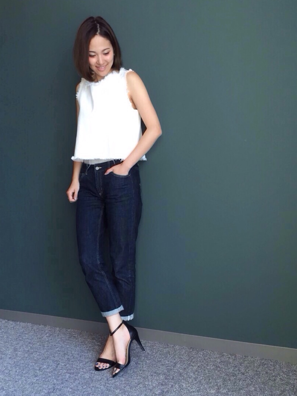 ブラック系のサンダルを着用したレディースの春コーディネートの1枚目の写真