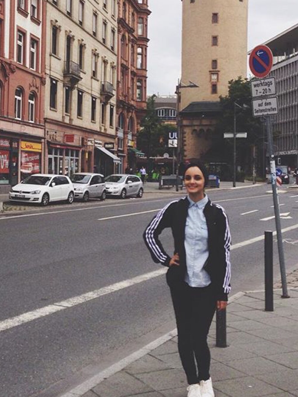「krazyforkhakis_TBrand、travel、outfit、ootd、summer、casual、sneakers、comfortable」｜「adidasのアイテム（スウェット、ブラック系）」を使った、Mayさん（レディース・163cm）の夏コーディネートの1枚目の写真