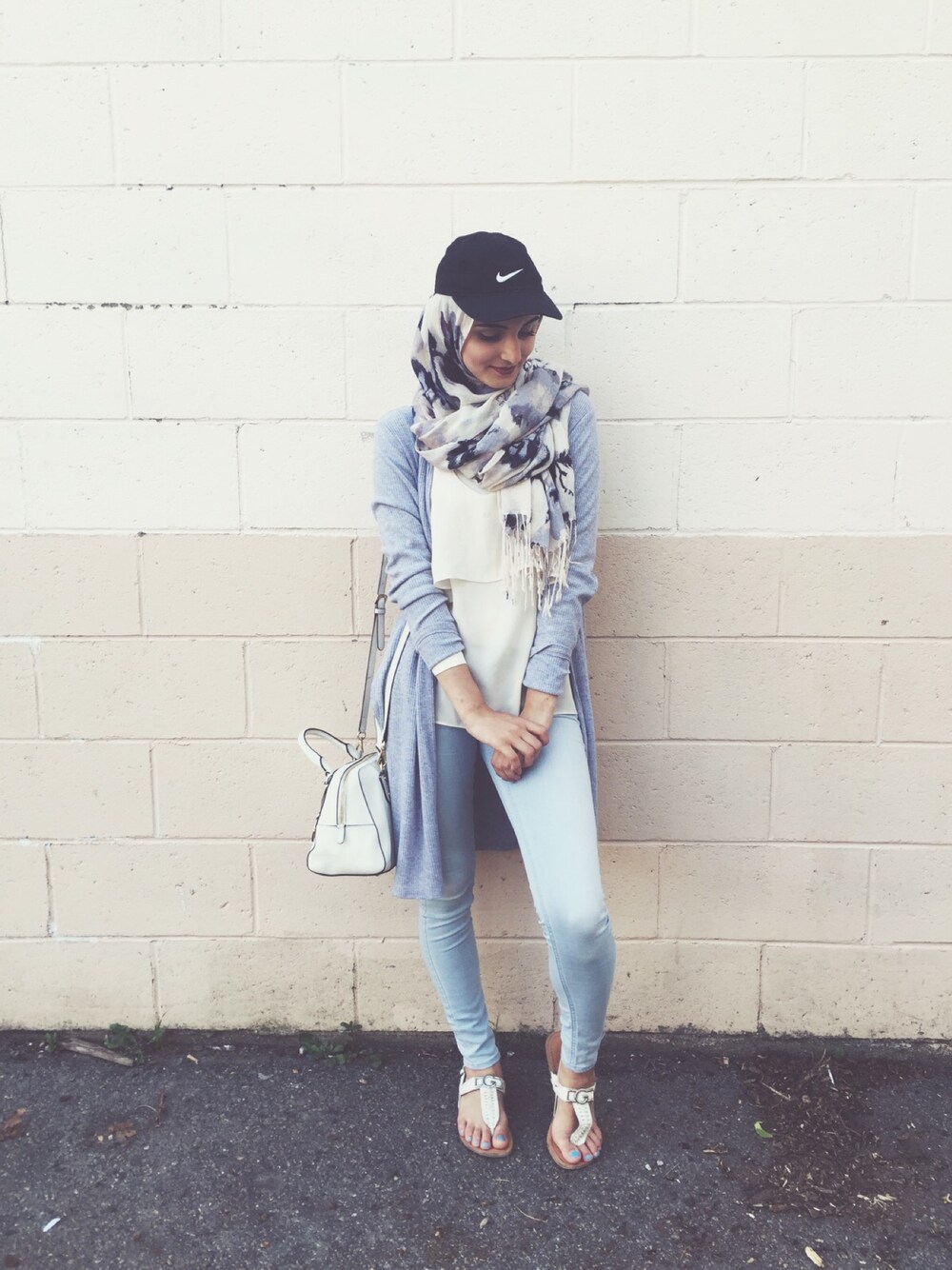 「denim、ootd、summer、casual、hat、streetstyle、snapback、SUNNY SPORTS、muslim」｜「FOREVER 21のアイテム（シャツ/ブラウス、ベージュ系）」を使った、Mayさん（レディース・163cm）の夏コーディネートの1枚目の写真