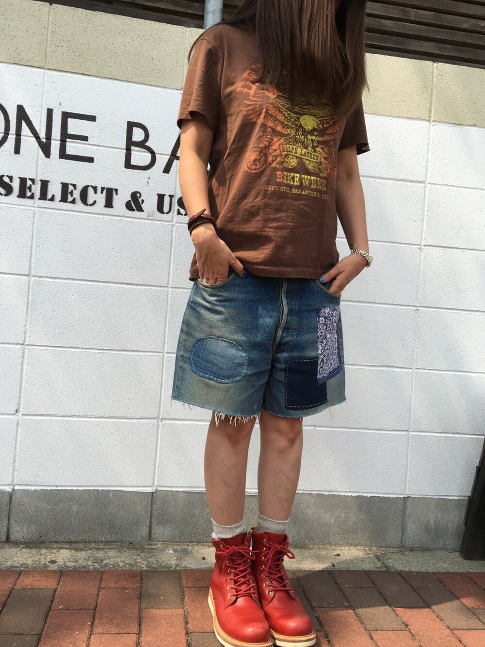 「ブーツスタイル、リメイクデニム」｜「levi'sリメイクのアイテム（デニムパンツ、ブルー系）」を使った、KIICHI Mさん（メンズ・168cm）の夏コーディネートの1枚目の写真