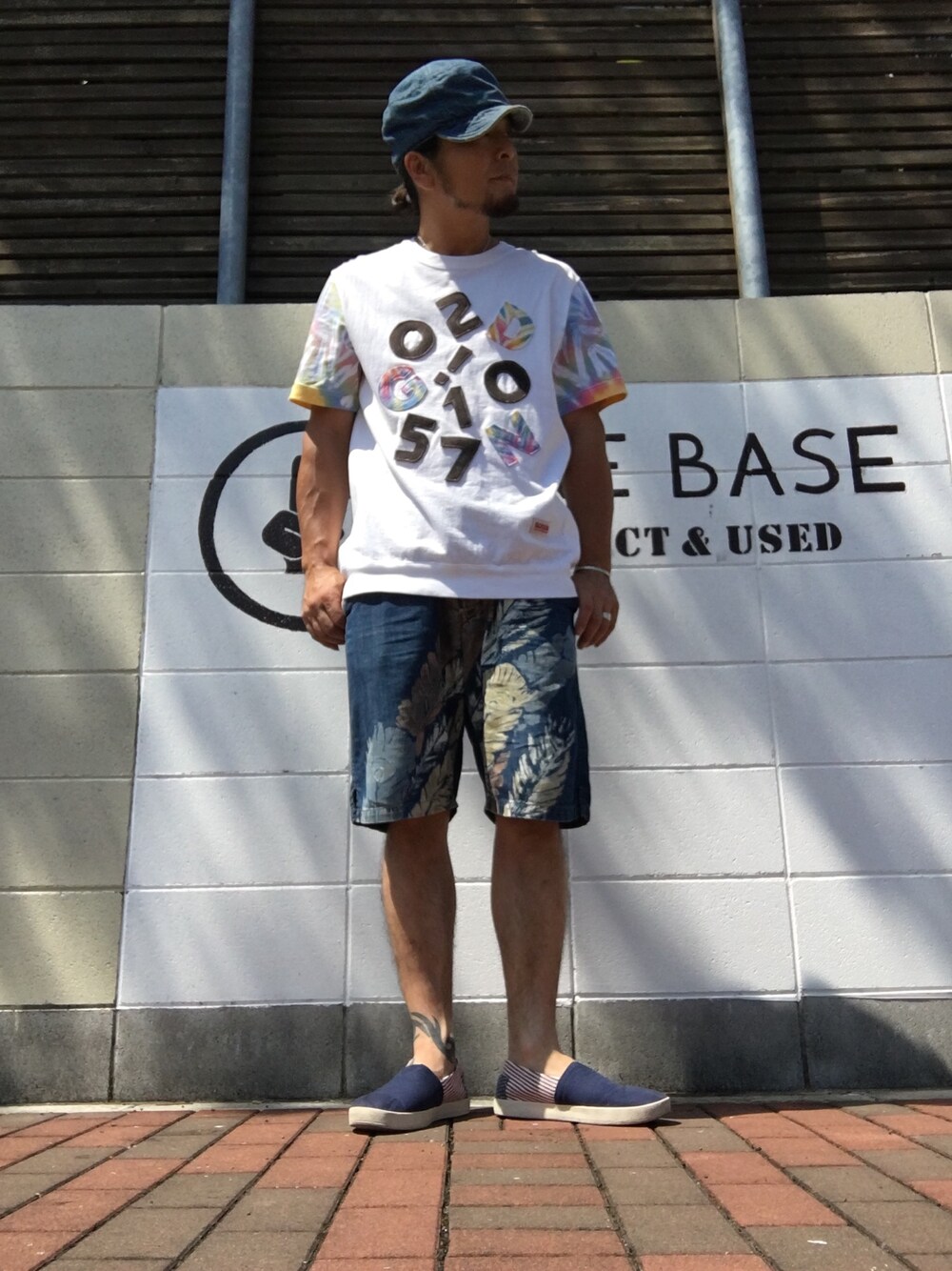 「夏コーデ、タイダイ柄」｜「45rpmのアイテム（デニムパンツ、ブルー系）」を使った、KIICHI Mさん（メンズ・168cm）の夏コーディネートの1枚目の写真