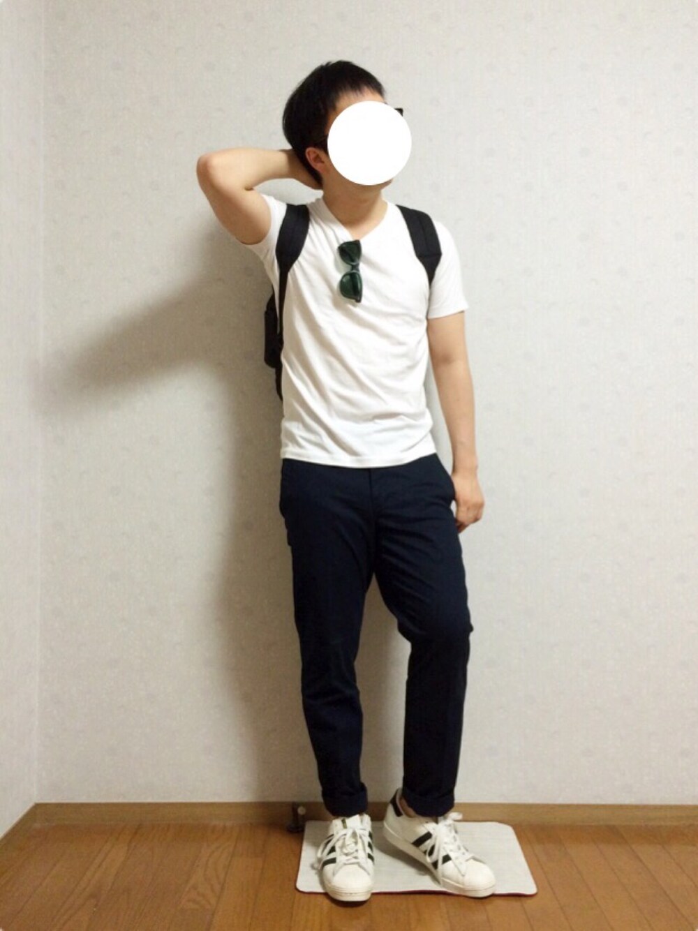 ホワイト系のTシャツ/カットソー、ブルー系のその他パンツ、ホワイト系のスニーカーを着用したメンズの春コーディネートの1枚目の写真