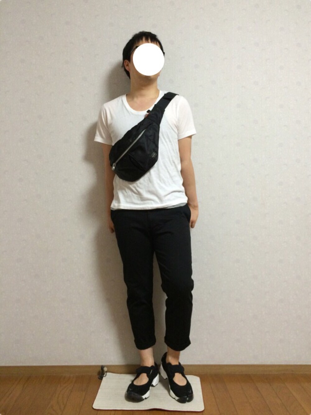 ブラック系のボディバッグ/ウエストポーチ、ホワイト系のTシャツ/カットソー、グレー系のタンクトップを着用したメンズの夏コーディネートの1枚目の写真