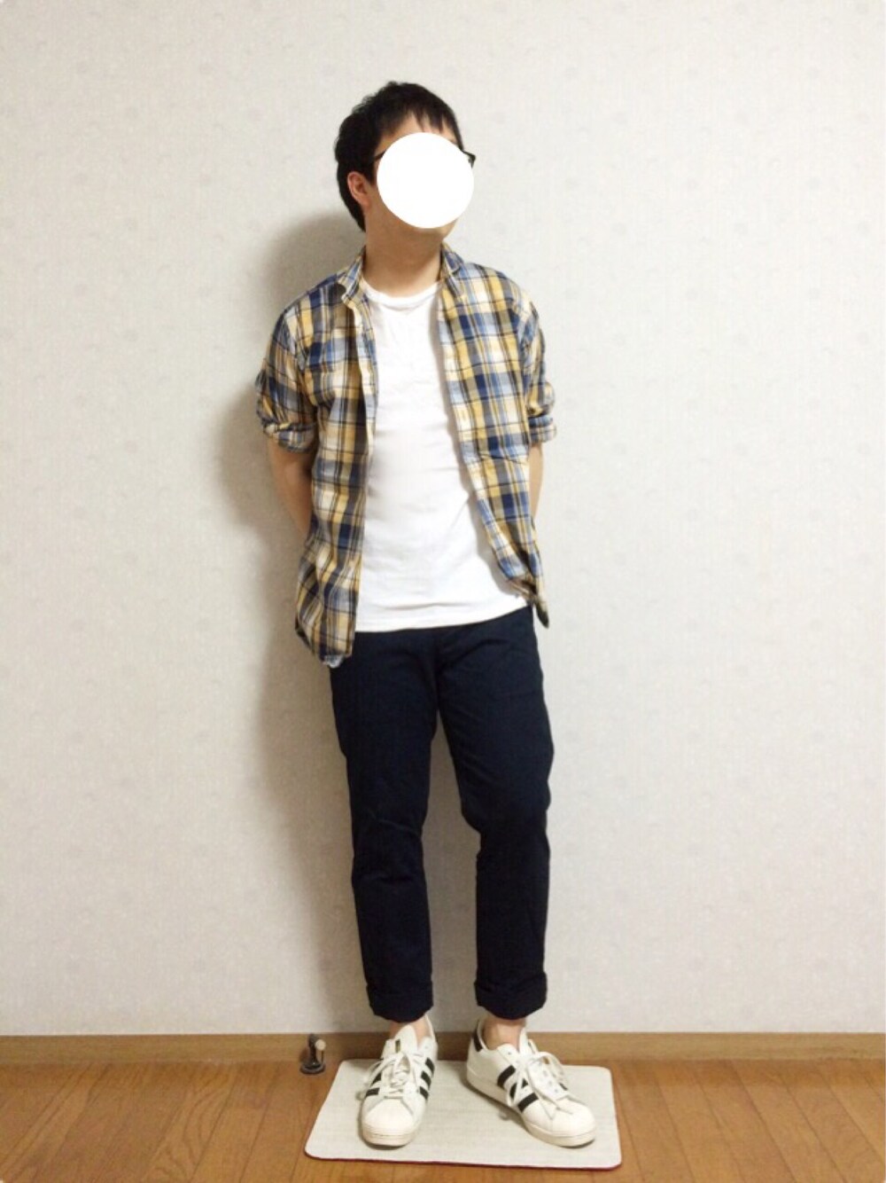 イエロー系のシャツ/ブラウス、ホワイト系のTシャツ/カットソー、ブルー系のその他パンツを着用したメンズの夏コーディネートの1枚目の写真