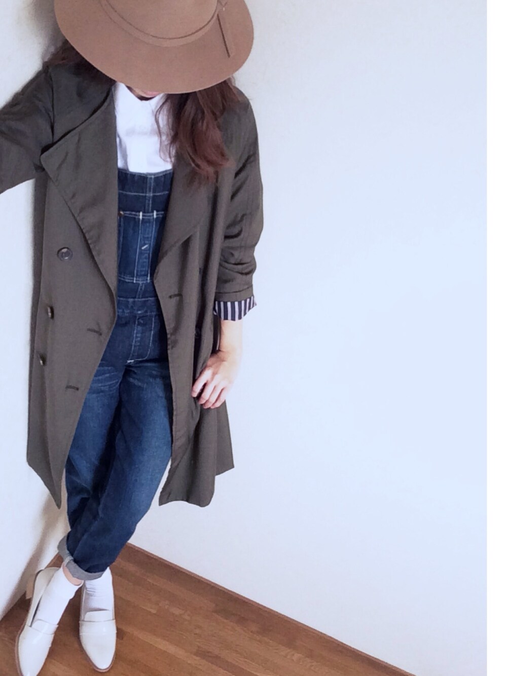 「デニム、オーバーオール、ハット、ローファー、ロールアップ、トレンチコート、シャツスタイル」｜「LeeのHERITAGE LITE TAPERED OVERALL（サロペット/オーバーオール、ブルー系）」を使った、yamaさん（レディース・153cm）の冬コーディネートの1枚目の写真