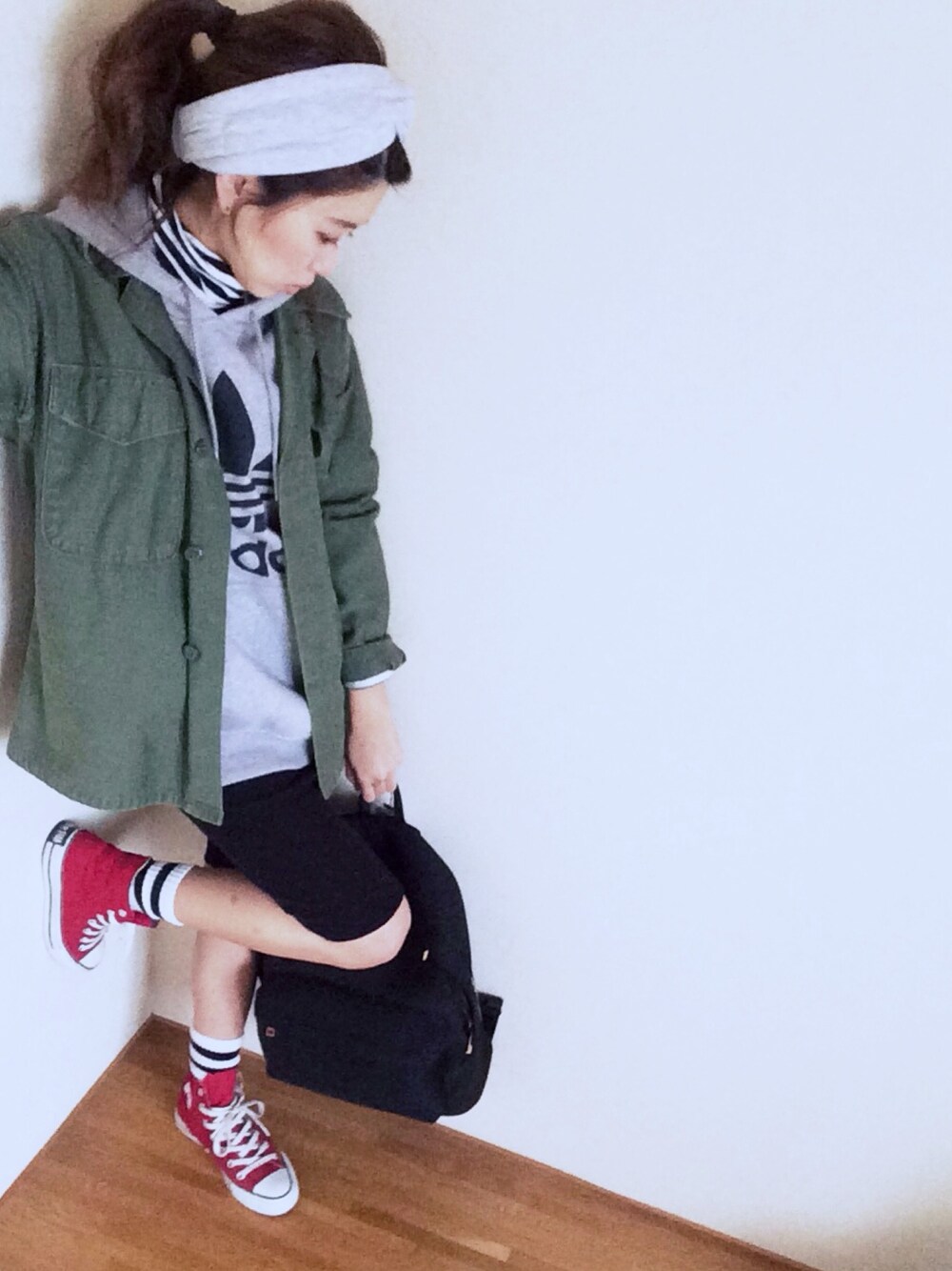「モッズコート、ヘアバンド、スニーカー、パーカー、リュック、ポニーテール、ボーダートップス」｜「adidasのadidas ORIG TREF HOODIE（パーカー、グレー系）」を使った、yamaさん（レディース・153cm）の冬コーディネートの1枚目の写真