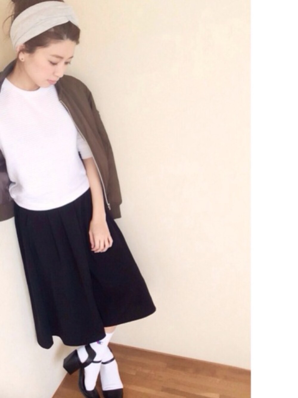 「靴下 × サンダル、ワイドパンツ、MA-1、ヘアバンド、ガウチョパンツ、ホワイトソックス」｜「EMODAのウェーブボーダートップス（Tシャツ/カットソー、ホワイト系）」を使った、yamaさん（レディース・153cm）の春コーディネートの1枚目の写真