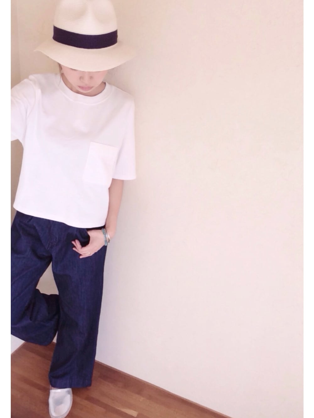 「春コーデ、ハット、ワイドパンツ、白Tシャツ、エスパドリーユ、ターコイズ、シルバーアクセサリー、メタリック、ペタンコ靴、WOMEN」｜「GLOBAL WORKのブレードナカオレHAT/557408（ハット、ホワイト系）」を使った、yamaさん（レディース・153cm）の春コーディネートの1枚目の写真