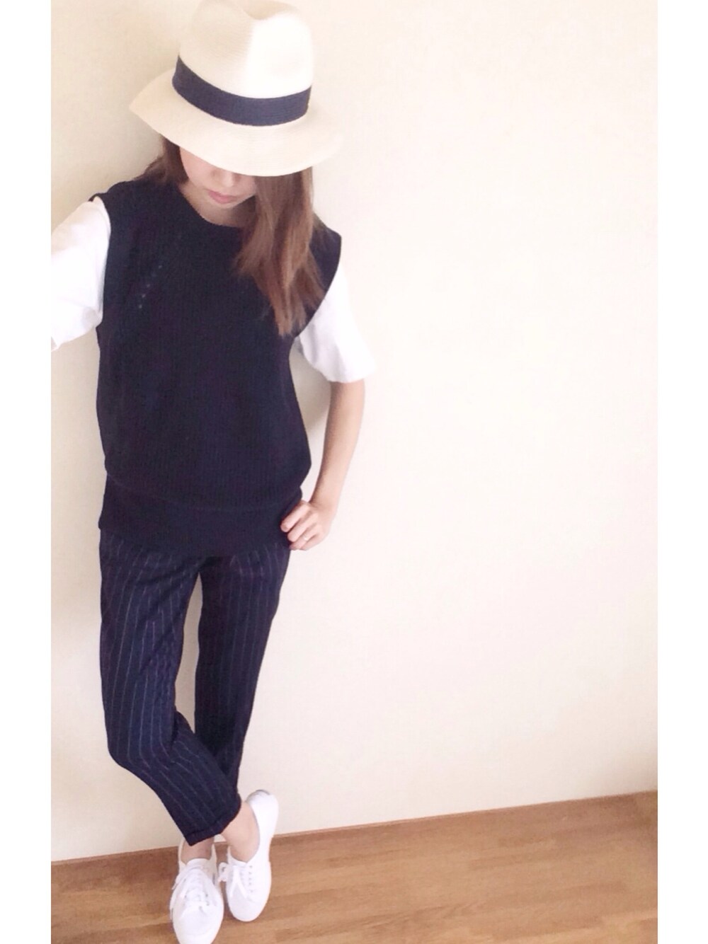 「ニットベスト、ストライプパンツ、白いスニーカー、ハット、白Tシャツ、シンプル」｜「GLOBAL WORKのブレードナカオレHAT/557408（ハット、ホワイト系）」を使った、yamaさん（レディース・153cm）の春コーディネートの1枚目の写真
