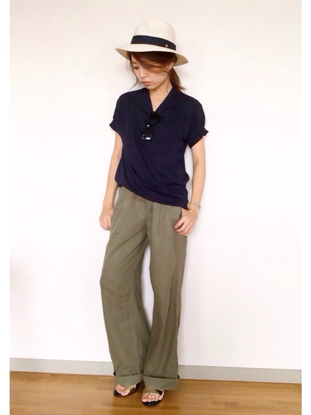 「ワイドパンツ、カーキパンツ、ロールアップ、VネックTシャツ、なんてことないコーデフェス、ユニクロTシャツ、無地、大人コーデ」｜「GLOBAL WORKのブレードナカオレHAT/557408（ハット、ホワイト系）」を使った、yamaさん（レディース・153cm）の春コーディネートの1枚目の写真