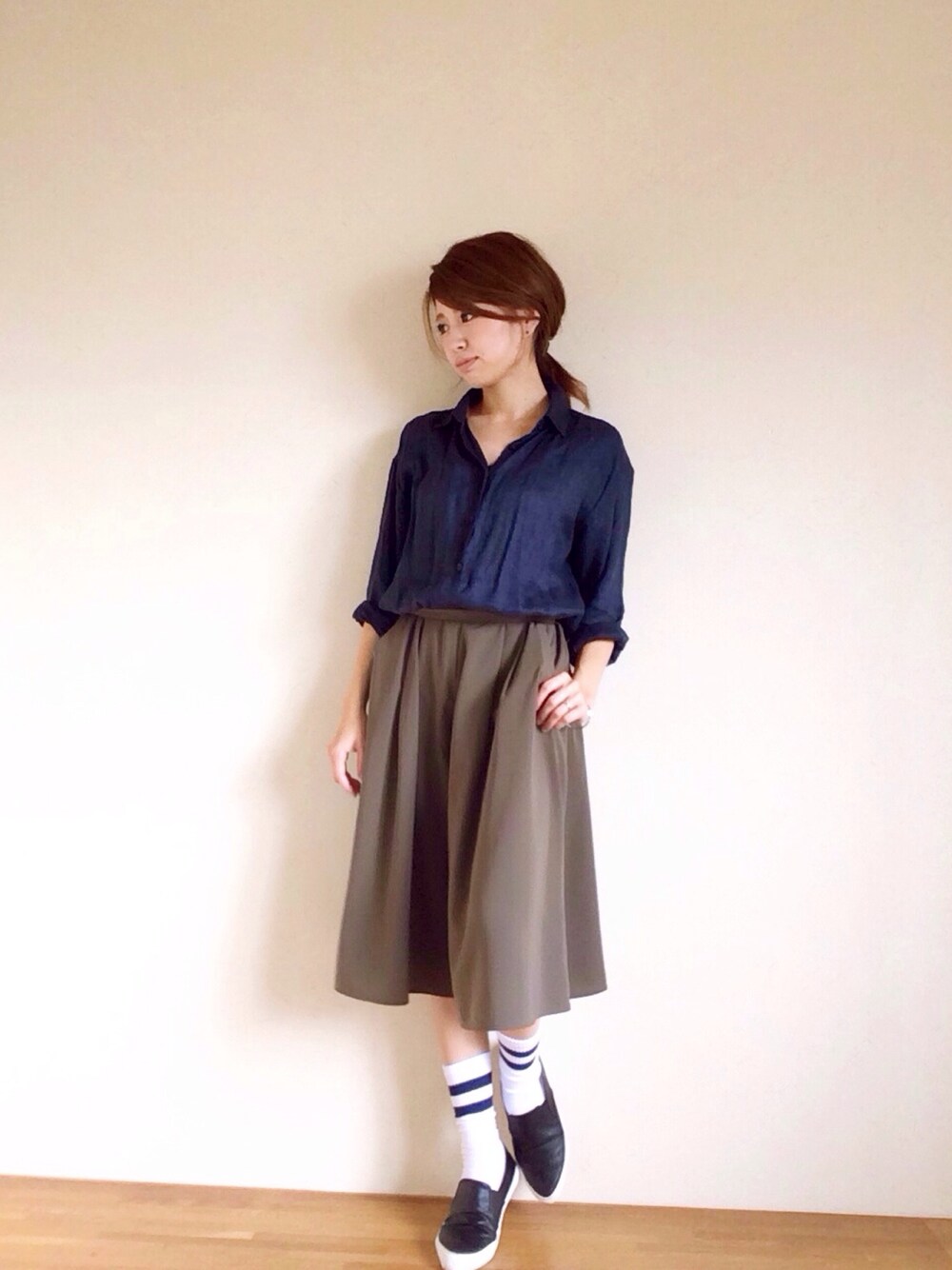 「ガウチョパンツ、ゆるコーデ、スリッポン、ラインソックス、シャツスタイル」｜「UNIQLOのアイテム（シャツ/ブラウス、ブルー系）」を使った、yamaさん（レディース・153cm）の春コーディネートの1枚目の写真