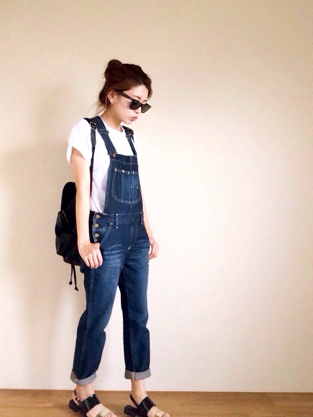 「ママコーデ、サングラス、サロペット、リュック、白Tシャツ」｜「Ray-BanのRAYBAN / レイバン: WAYFARER（サングラス、ブラック系）」を使った、yamaさん（レディース・153cm）の春コーディネートの1枚目の写真