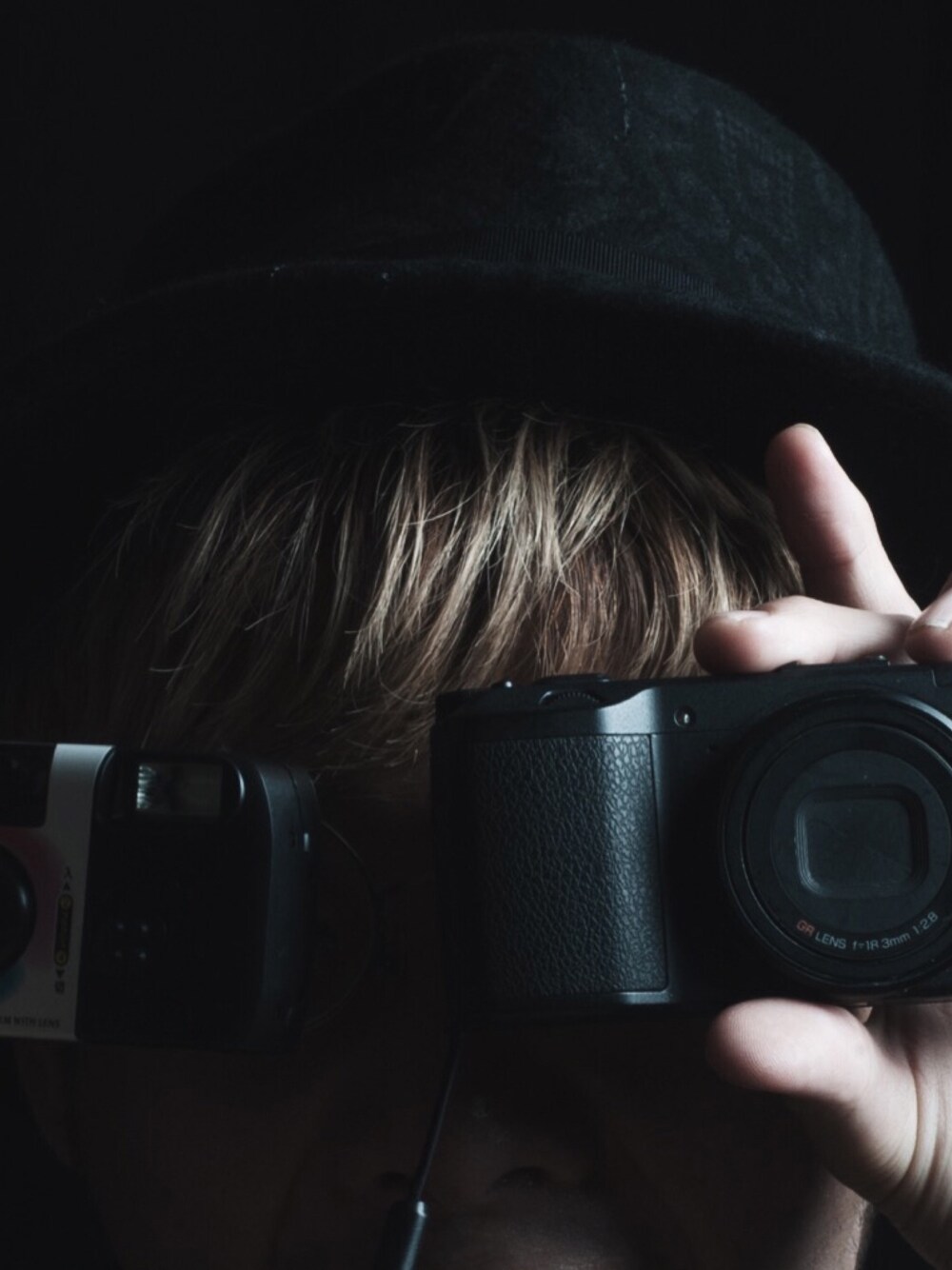 ブラック系のハット、ブラック系のその他、その他のその他を着用したメンズの春コーディネートの1枚目の写真