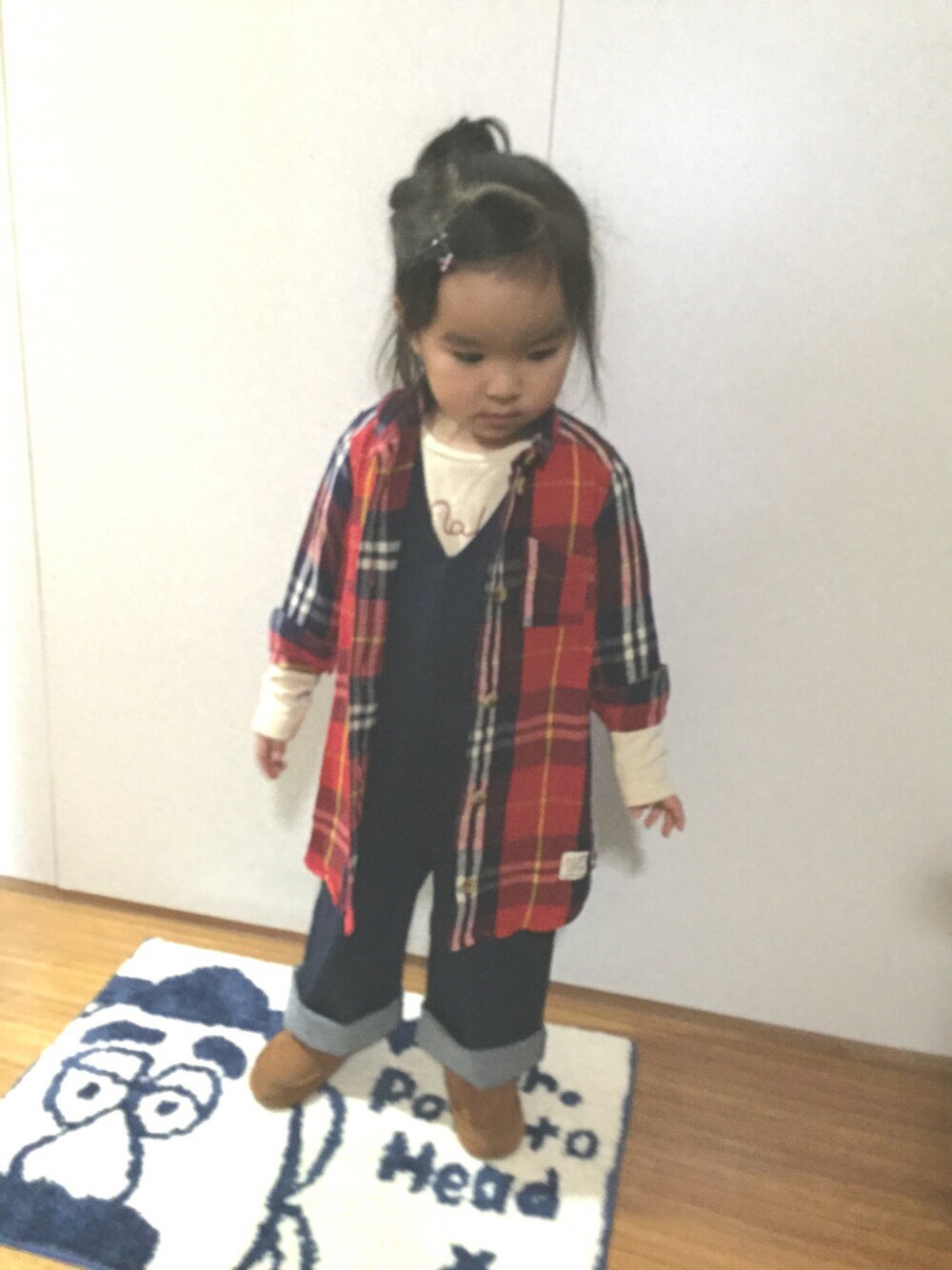 ブルー系のつなぎ/オールインワン、レッド系のシャツワンピース、ホワイト系のTシャツ/カットソーを着用したキッズの冬コーディネートの1枚目の写真