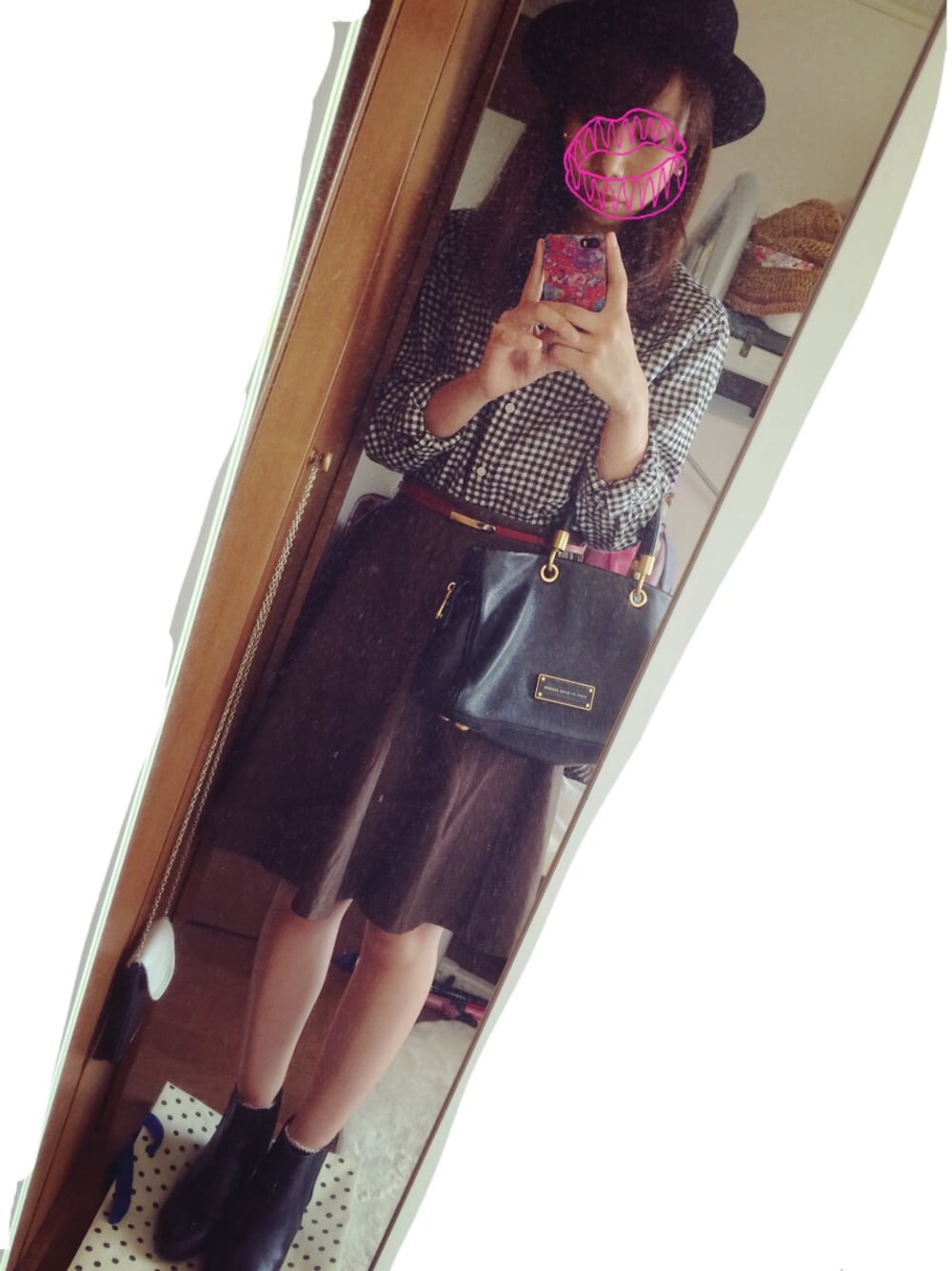 ブラック系のブーツ、グリーン系のスカート、ブラック系のショルダーバッグを着用したレディースの秋コーディネートの1枚目の写真