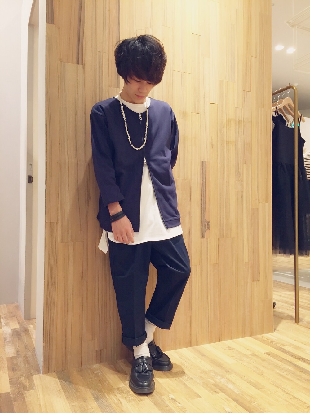 ブルー系のカーディガン/ボレロ、ホワイト系のTシャツ/カットソー、ブルー系のその他パンツを着用したメンズの夏コーディネートの1枚目の写真