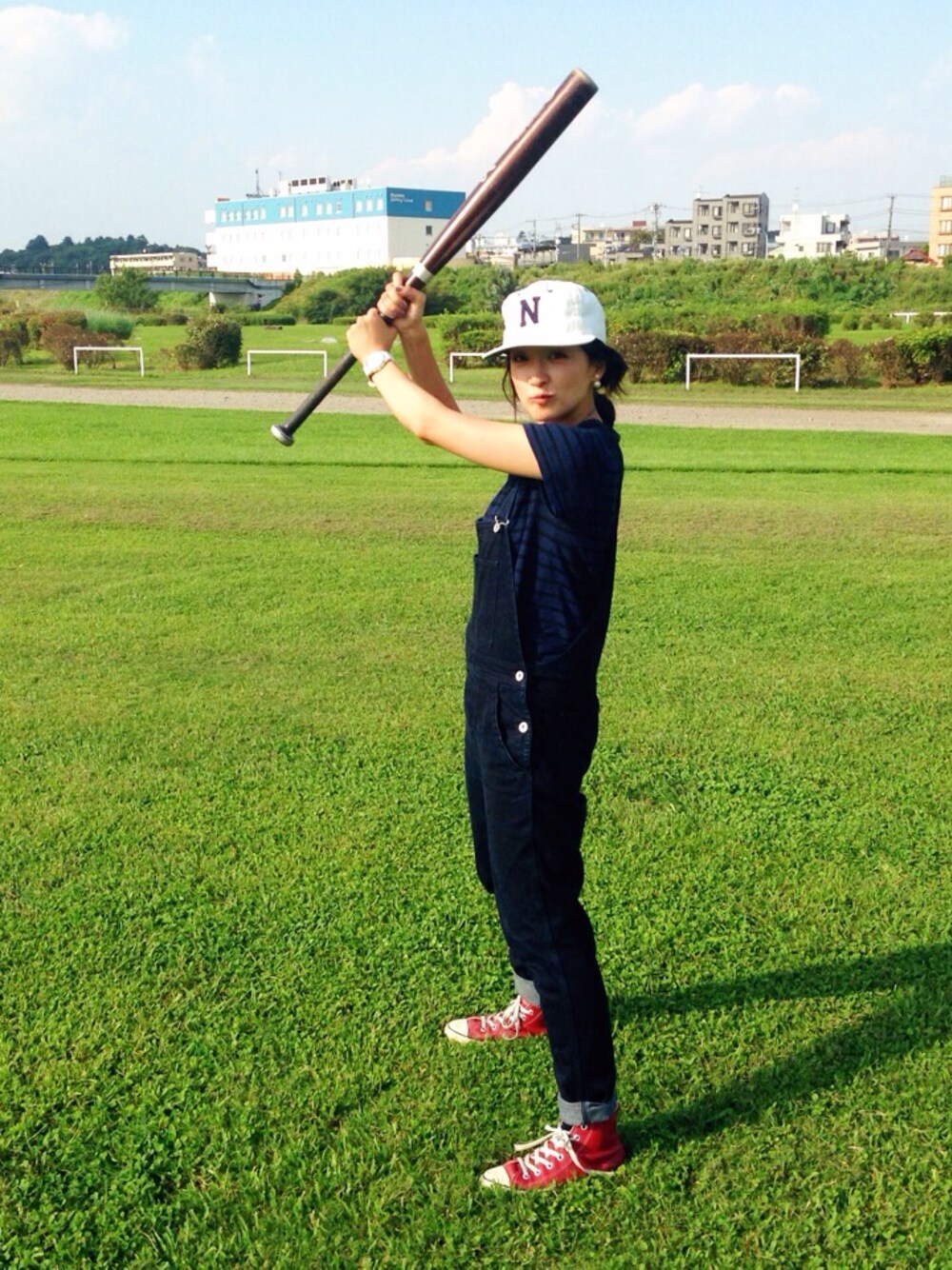 「outdoor、BASEBALL、ACTIVE」｜「sacai luckのアイテム（Tシャツ/カットソー、ブルー系）」を使った、高山都さん（レディース・159cm）の秋コーディネートの1枚目の写真