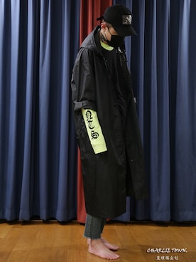 「vetements」｜「アイテム（トレンチコート）」を使った、GYY Charlie Koさん（メンズ・177cm）の夏コーディネート