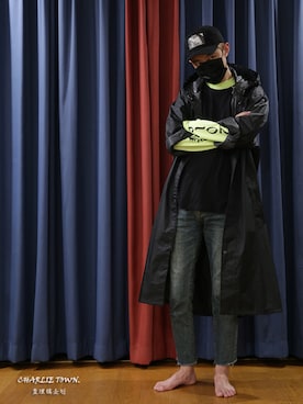 「vetements」｜「アイテム（トレンチコート）」を使った、GYY Charlie Koさん（メンズ・177cm）の夏コーディネート