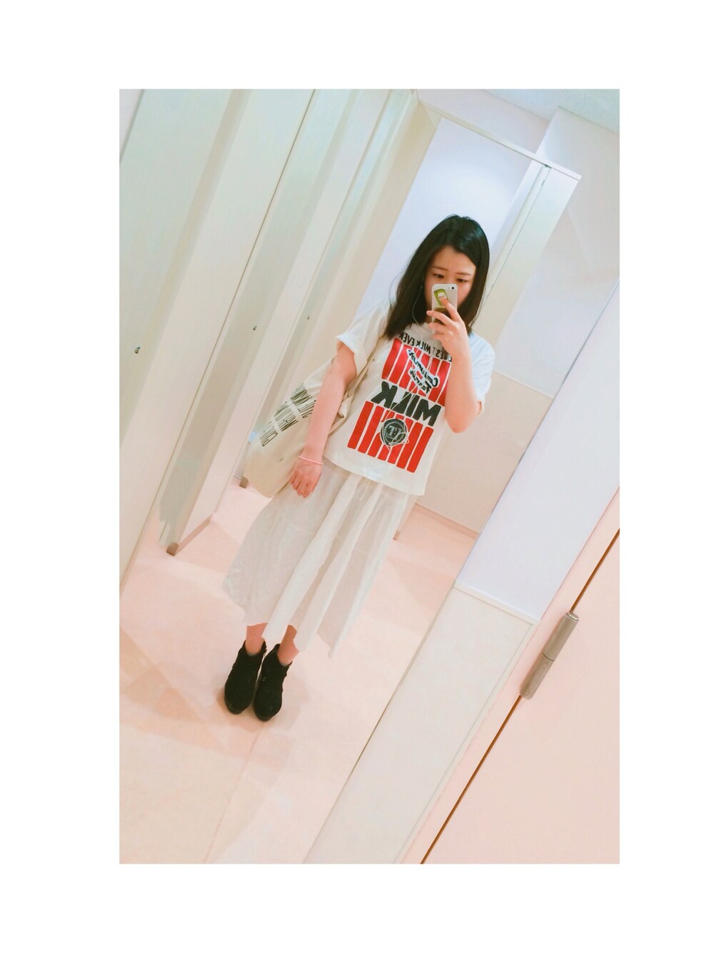 ホワイト系のTシャツ/カットソー、ホワイト系のエコバッグ/サブバッグ、ホワイト系のスカートを着用したレディースの春コーディネートの1枚目の写真