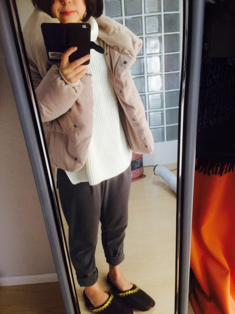 グレー系のその他パンツ、ピンク系のダウンジャケット/コートを着用したレディースの冬コーディネートの1枚目の写真