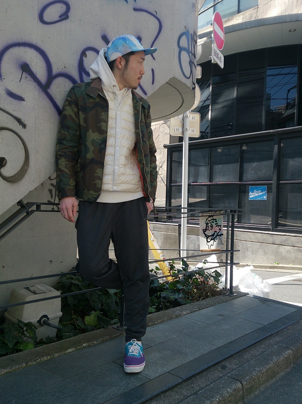 「FREAK’Ｓ STORE、インナーダウン、BURKS.BULL、NIKE、VANS、パーカー、スニーカー、スウィングトップ、迷彩柄、ジェットキャップ」｜「DELUXEのアイテム（ブルゾン、その他）」を使った、TOMOYAさん（メンズ・174cm）の春コーディネートの1枚目の写真