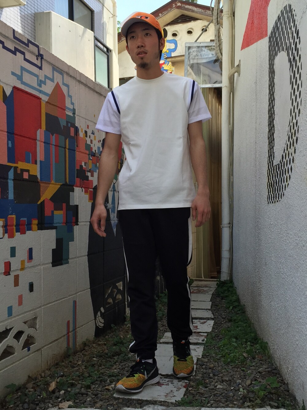 「Tシャツ、MR.GENTLEMAN、UPSTART×BURKS.BULL、NIKE、FLYKNIT、ランニングシューズ、キャップ、イージーパンツ、WEARBOOKエントリー」｜「MR.GENTLEMANのアイテム（Tシャツ/カットソー、ホワイト系）」を使った、TOMOYAさん（メンズ・174cm）の春コーディネートの1枚目の写真