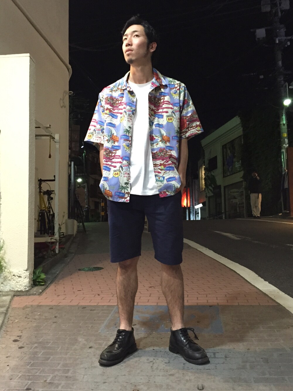 「アロハシャツ、ヘインズ、白Tシャツ、ショートパンツ、革靴、UPSTART×BURKS.BULL、WEARBOOKエントリー」｜「VINTAGEのアイテム（シャツ/ブラウス、その他）」を使った、TOMOYAさん（メンズ・174cm）の春コーディネートの1枚目の写真