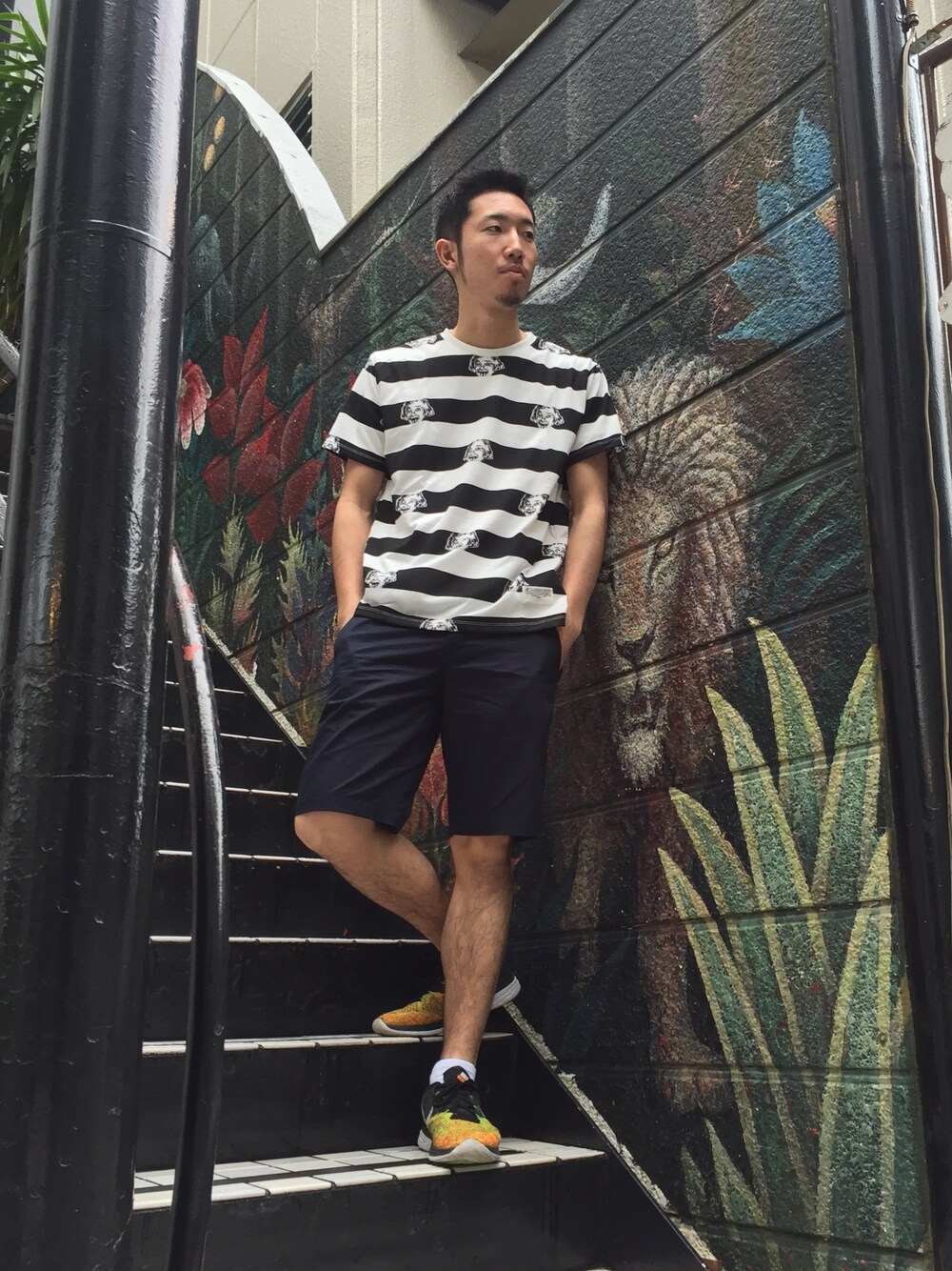 「Tシャツ、ボーダー、ショートパンツ、UPSTART×BURKS.BULL、WEARBOOKエントリー、スニーカー、NIKE、夏コーデ、アート」｜「UP STARTのアイテム（Tシャツ/カットソー、その他）」を使った、TOMOYAさん（メンズ・174cm）の春コーディネートの1枚目の写真