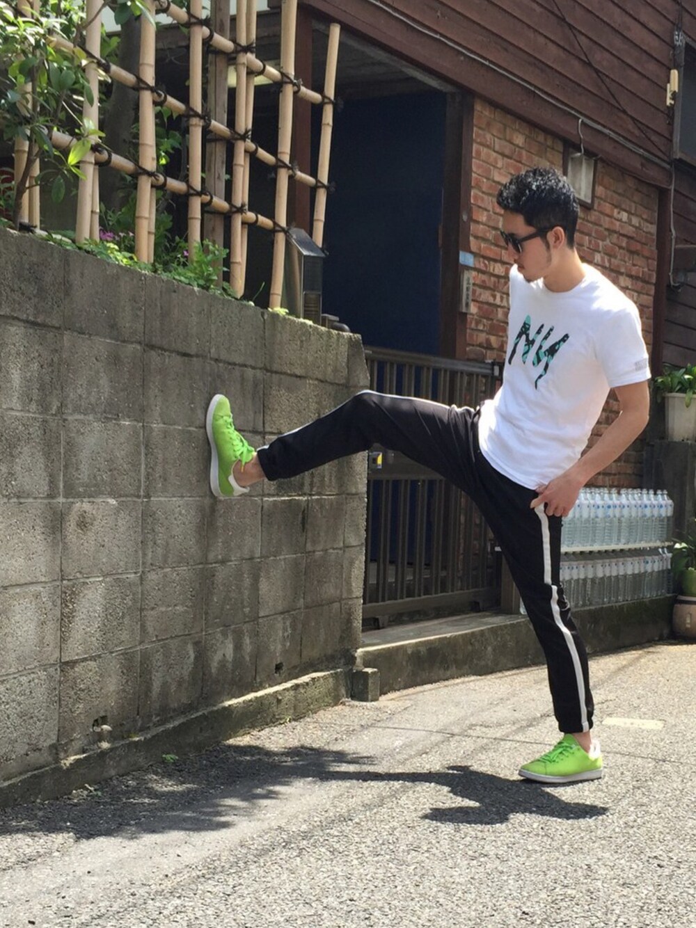 「重ね着、ロゴT、イージーパンツ、ジャージーパンツ、スニーカー、スニーカーコーデ、stan smith、UPSTART×BURKS.BULL、サングラス、WEARBOOKエントリー」｜「UP STARTの脇ラインジャージパンツ（その他パンツ、ブラック系）」を使った、TOMOYAさん（メンズ・175cm）の春コーディネートの1枚目の写真