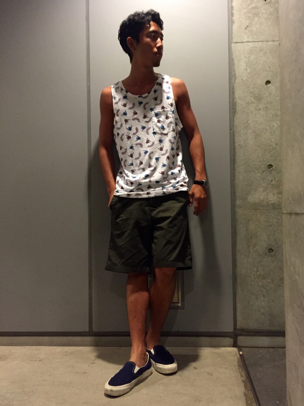 「海コーデ、タンクトップ、ショートパンツ、VANS、スリッポン、腕時計、暑い、UPSTART×BURKS.BULL」｜「VANSのアイテム（Tシャツ/カットソー、その他）」を使った、TOMOYAさん（メンズ・175cm）の夏コーディネートの1枚目の写真