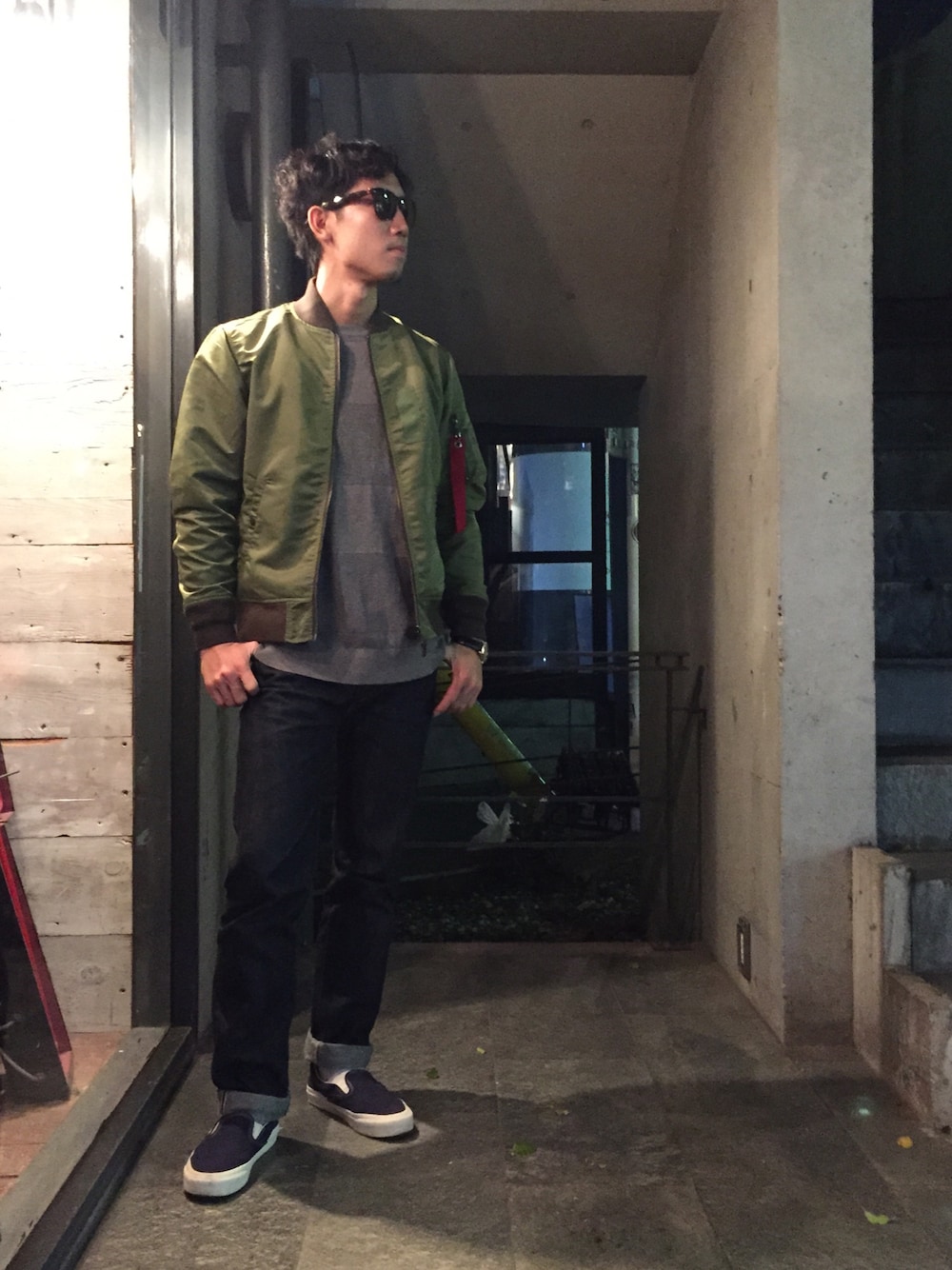 「MA-1、サングラス、ニット、秋服、Levi's、デニムパンツ、VANS、スニーカー、UPSTART×BURKS.BULL、カーキ」｜「VANSのアイテム（スニーカー、ブルー系）」を使った、TOMOYAさん（メンズ・175cm）の秋コーディネートの1枚目の写真