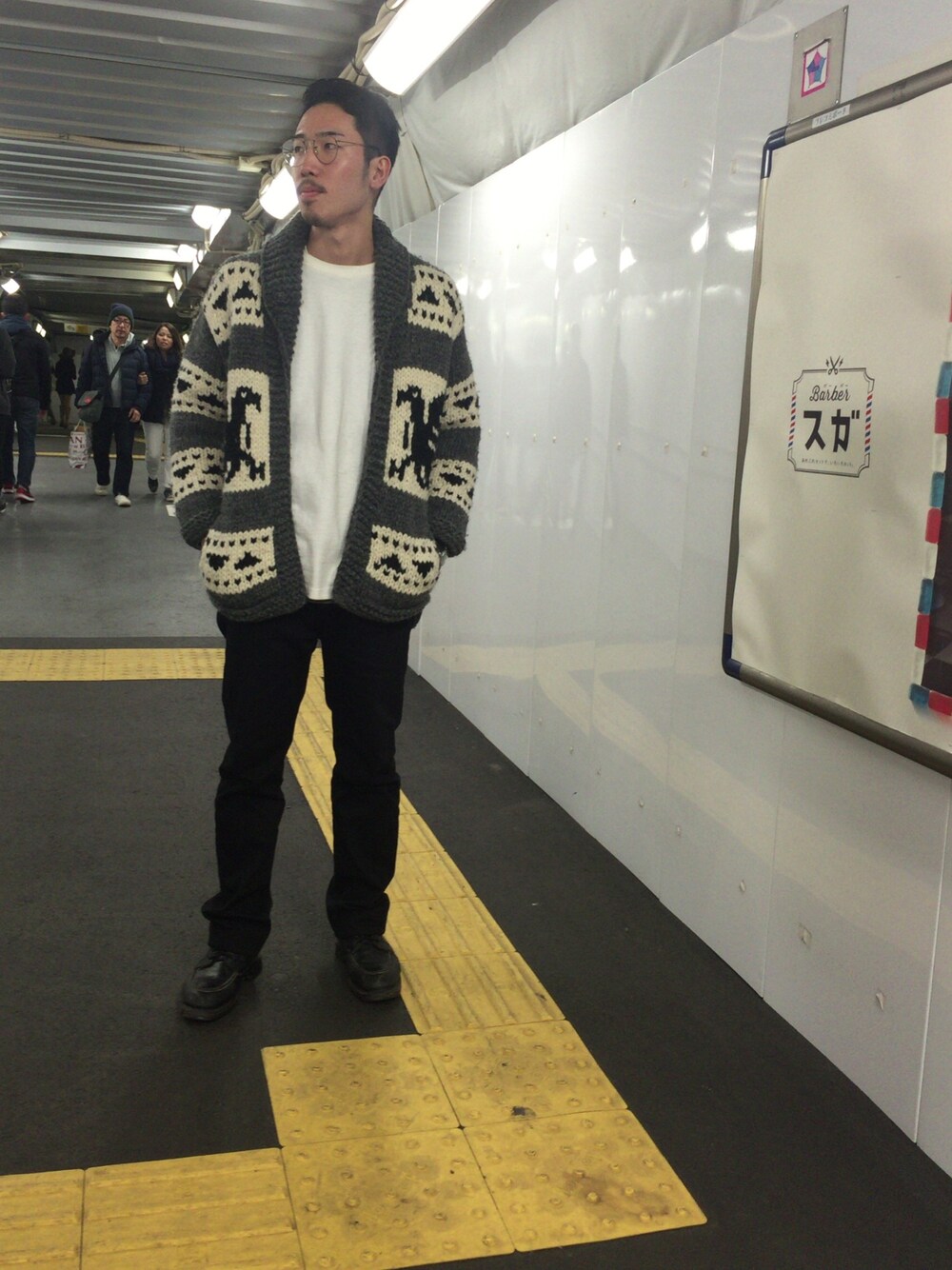 「kanata、カウチンセーター、黒パンツ、シンプル、レザーシューズ、アイリッシュセッター、眼鏡、レイバン、UPSTART×BURKS.BULL」｜「KANATAのアイテム（カーディガン/ボレロ、その他）」を使った、TOMOYAさん（メンズ・175cm）の冬コーディネートの1枚目の写真